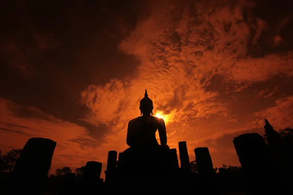 Buddha-Statue bei Sonnenuntergang — Stockfoto
