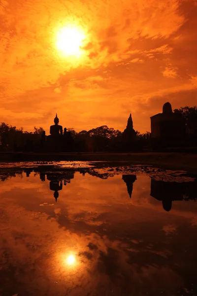 Wat Mahathat Temple reflection in lake — Stock Photo, Image