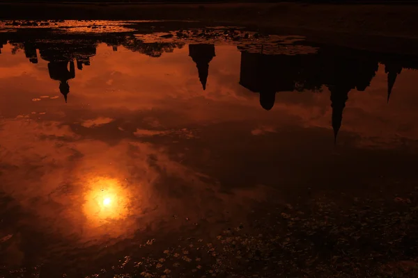 Wat Mahathat tempel reflektion i sjön — Stockfoto