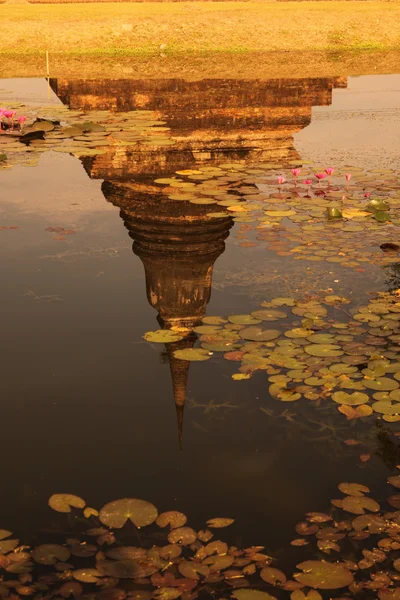 WAT Mahathat Tapınağı yansıma göl — Stok fotoğraf