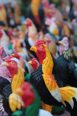 Kuşlar renkli heykelleri