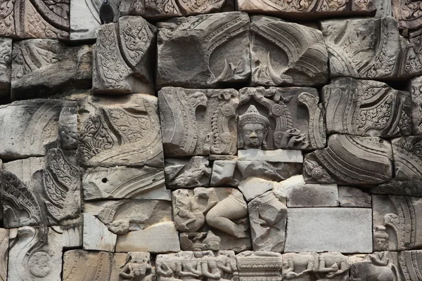 Statue en pierre dans le temple khmer Phimai — Photo