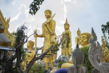 Tayland, Sa Kaeo, 12 Kasım 2025 - Tayland 'ın Sa Kaeo ilinde Wat Mae Ya Som mimarisinde Buda figürleri.