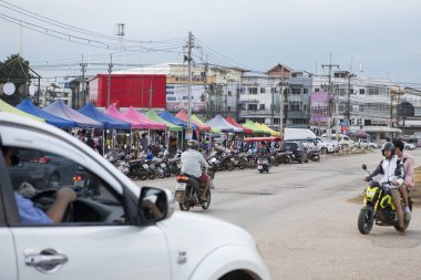 Tayland, Sa Kaeo, Kasım 12, 2025 - Tayland 'ın Sa Kaeo ilindeki Aranbulrathet şehir merkezinde bir gece pazarı ile yol..