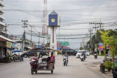 Tayland, Sa Kaeo, Kasım 12, 2025 - Tayland 'ın Sa Kaeo ilindeki Aranyaprathet Şehir Merkezi Saat Kulesi.