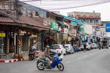 Tayland, Sa Kaeo, Kasım 12, 2025 - Tayland 'ın Sa Kaeo ilindeki Aranyaprathet şehir merkezindeki eski kasaba yolu.
