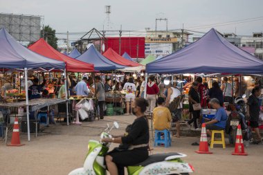Tayland, Sa Kaeo, Kasım 12, 2025 - Tayland 'ın Sa Kaeo ilindeki Aranyaprathet şehir merkezindeki Gece Pazarı' nda insanlar ve dükkanlar.