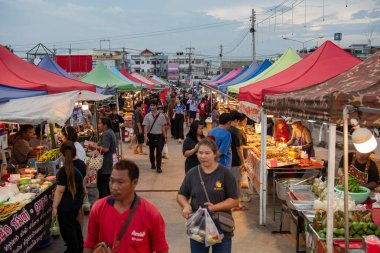 Tayland, Sa Kaeo, Kasım 12, 2025 - Tayland 'ın Sa Kaeo ilindeki Aranyaprathet şehir merkezindeki bir gece pazarında insanlar ve dükkanlar.