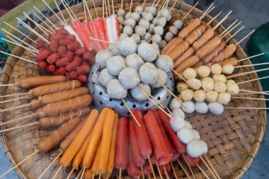 Tayland, Sa Kaeo, Kasım 12, 2025 - Tayland 'ın Sa Kaeo ilindeki Aranyaprathet şehir merkezindeki Nightmarket' te et ve sosisler.