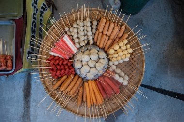Tayland, Sa Kaeo, Kasım 12, 2025 - Tayland 'ın Sa Kaeo ilindeki Aranyaprathet şehir merkezindeki Nightmarket' te et ve sosisler.