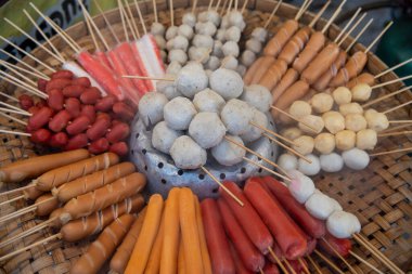 Tayland, Sa Kaeo, Kasım 12, 2025 - Tayland 'ın Sa Kaeo ilindeki Aranyaprathet şehir merkezindeki Nightmarket' te et ve sosisler.