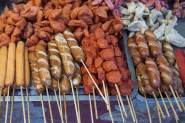 Tayland, Sa Kaeo, Kasım 12, 2025 - Tayland 'ın Sa Kaeo ilindeki Aranyaprathet şehir merkezindeki Nightmarket' te et ve sosisler.