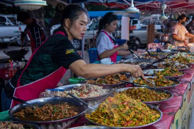 Tayland, Sa Kaeo, Kasım 12, 2025 - Tayland 'ın Sa Kaeo ilindeki Aranyaprathet şehir merkezindeki Gece Pazarı' nda insanlar ve dükkanlar.
