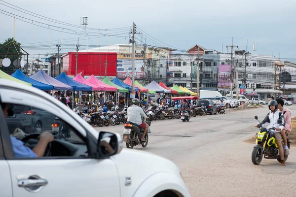 Tayland, Sa Kaeo, Kasım 12, 2025 - Tayland 'ın Sa Kaeo ilindeki Aranbulrathet şehir merkezinde bir gece pazarı ile yol..