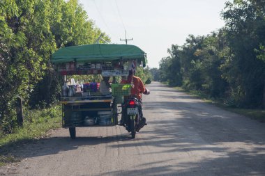 Tayland, Sa Kaeo, Kasım 13, 2025 Tayland Tayland 'ın Sa Kaeo şehrinde bir yol üzerindeki Tayland Sokak Gıda Dükkanı.
