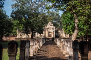 Tayland 'ın Sa Kaeo ilindeki Prasat Sdok Kok Thom Tapınağı kalıntıları. Tayland, Sa Kaeo, Kasım, 13, 2025