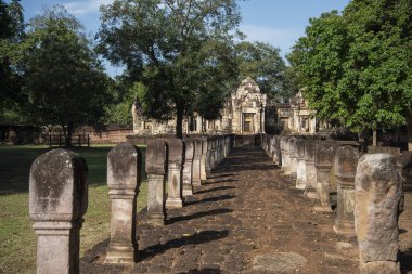 Tayland 'ın Sa Kaeo ilindeki Prasat Sdok Kok Thom Tapınağı kalıntıları. Tayland, Sa Kaeo, Kasım, 13, 2025