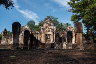 Tayland 'ın Sa Kaeo ilindeki Prasat Sdok Kok Thom Tapınağı kalıntıları. Tayland, Sa Kaeo, Kasım, 13, 2025