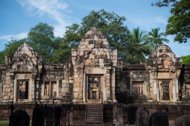 Tayland 'ın Sa Kaeo ilindeki Prasat Sdok Kok Thom Tapınağı kalıntıları. Tayland, Sa Kaeo, Kasım, 13, 2025
