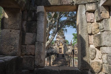 Tayland 'ın Sa Kaeo ilindeki Prasat Sdok Kok Thom Tapınağı kalıntıları. Tayland, Sa Kaeo, Kasım, 13, 2025