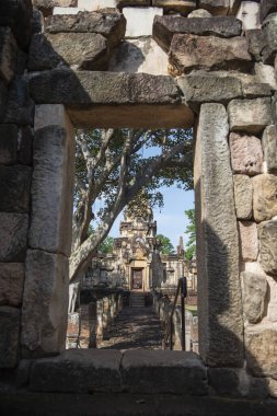 Tayland 'ın Sa Kaeo ilindeki Prasat Sdok Kok Thom Tapınağı kalıntıları. Tayland, Sa Kaeo, Kasım, 13, 2025