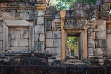 Tayland 'ın Sa Kaeo ilindeki Prasat Sdok Kok Thom Tapınağı kalıntıları. Tayland, Sa Kaeo, Kasım, 13, 2025