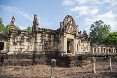 Tayland 'ın Sa Kaeo ilindeki Prasat Sdok Kok Thom Tapınağı kalıntıları. Tayland, Sa Kaeo, Kasım, 13, 2025