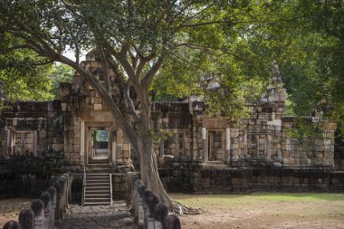 Tayland 'ın Sa Kaeo ilindeki Prasat Sdok Kok Thom Tapınağı kalıntıları. Tayland, Sa Kaeo, Kasım, 13, 2025