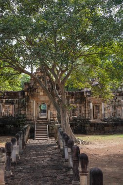 Tayland 'ın Sa Kaeo ilindeki Prasat Sdok Kok Thom Tapınağı kalıntıları. Tayland, Sa Kaeo, Kasım, 13, 2025