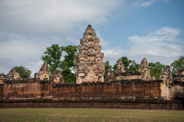 Tayland 'ın Sa Kaeo ilindeki Prasat Sdok Kok Thom Tapınağı kalıntıları. Tayland, Sa Kaeo, Kasım, 13, 2025