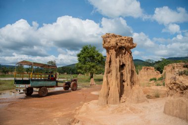 Tayland 'ın Sa Kaeo ilindeki Lalu Doğal Parkı' nda tek akslı traktör hizmeti. Tayland, Sa Kaeo, Kasım, 13, 2025
