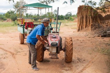 Tayland 'ın Sa Kaeo ilindeki Lalu Doğal Parkı' nda tek akslı traktör hizmeti. Tayland, Sa Kaeo, Kasım, 13, 2025