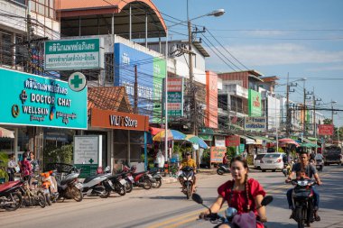 Tayland, Sa Kaeo, Kasım, 14, 2025 - Tayland 'ın Sa Kaeo şehrindeki Aranyaprathet şehrindeki Ban Khlong Luek Sınır Pazarı' nın ana yolu.