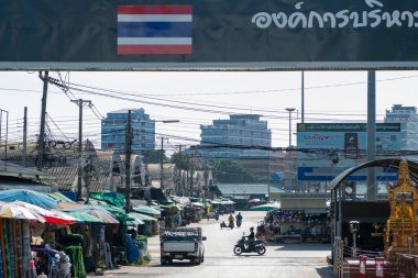 Tayland, Sa Kaeo, Kasım 14, 2025 - Tayland 'ın Sa Kaeo ilindeki Aranyaprathet şehrindeki Ban Khlong Luek Sınır Pazarı.