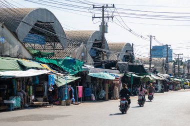 Tayland, Sa Kaeo, Kasım 14, 2025 - Tayland 'ın Sa Kaeo ilindeki Aranyaprathet şehrindeki Ban Khlong Luek Sınır Pazarı.