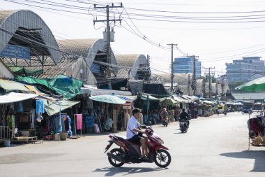 Tayland, Sa Kaeo, Kasım 14, 2025 - Tayland 'ın Sa Kaeo ilindeki Aranyaprathet şehrindeki Ban Khlong Luek Sınır Pazarı.