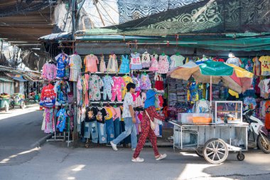 Tayland, Sa Kaeo, Kasım 14, 2025 - Tayland 'ın Sa Kaeo ilindeki Aranyaprathet şehrindeki Ban Khlong Luek Sınır Pazarı.