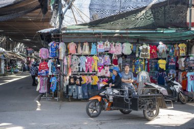 Tayland, Sa Kaeo, Kasım 14, 2025 - Tayland 'ın Sa Kaeo ilindeki Aranyaprathet şehrindeki Ban Khlong Luek Sınır Pazarı.