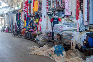 Tayland, Sa Kaeo, Kasım 14, 2025 - Tayland 'ın Sa Kaeo ilindeki Aranyaprathet şehrindeki Ban Khlong Luek Sınır Pazarı.