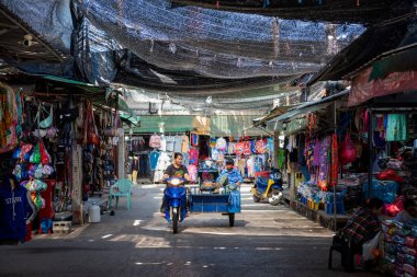 Tayland, Sa Kaeo, Kasım 14, 2025 - Tayland 'ın Sa Kaeo ilindeki Aranyaprathet şehrindeki Ban Khlong Luek Sınır Pazarı.