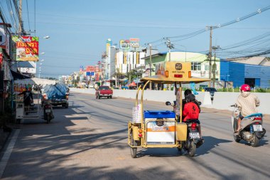 Tayland, Sa Kaeo, Kasım 12, 2025 - Tayland 'ın Sa Kaeo ilindeki Aranyaprathet şehir merkezinde yol.
