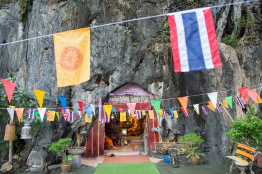 Tayland, Sa Kaeo, Kasım 15, 2025 - Tayland 'ın Sa Kaeo ilindeki Wat Tham Khao Chakan mağarasında Buda.