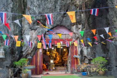 Tayland, Sa Kaeo, Kasım 15, 2025 - Tayland 'ın Sa Kaeo ilindeki Wat Tham Khao Chakan mağarasında Buda.