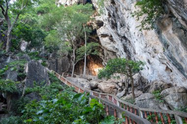 Tayland, Sa Kaeo, Kasım 15, 2025 Tayland 'ın Sa Kaeo ilindeki Wat Tham Khao Chakan Mağarası' na çıkar..