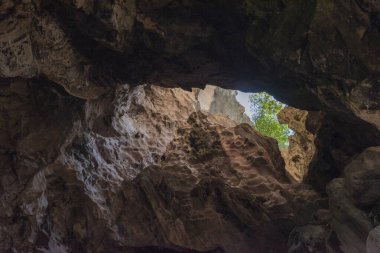 Tayland 'ın Sa Kaeo ilindeki Wat Tham Khao Chakan mağarasında taş oluşumları. Tayland, Sa Kaeo, Kasım, 15, 2025
