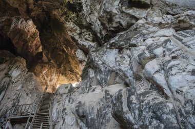 Tayland, Sa Kaeo, Kasım 15, 2025 Tayland 'ın Sa Kaeo ilindeki Wat Tham Khao Chakan Mağarası' na çıkar..