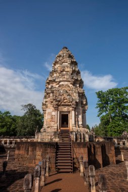 Tayland 'ın Sa Kaeo ilindeki Prasat Sdok Kok Thom Tapınağı kalıntıları. Tayland, Sa Kaeo, Kasım, 13, 2025