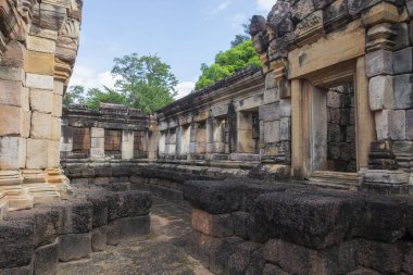Tayland 'ın Sa Kaeo ilindeki Prasat Sdok Kok Thom Tapınağı kalıntıları. Tayland, Sa Kaeo, Kasım, 13, 2025