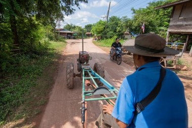 Tayland, Sa Kaeo, 13 Kasım 2025 - Tayland 'ın Sa Kaeo ilindeki Lalu Doğal Parkı' na giden tek aksonlu servis.