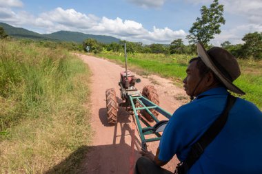 Tayland, Sa Kaeo, 13 Kasım 2025 - Tayland 'ın Sa Kaeo ilindeki Lalu Doğal Parkı' na giden tek aksonlu servis.